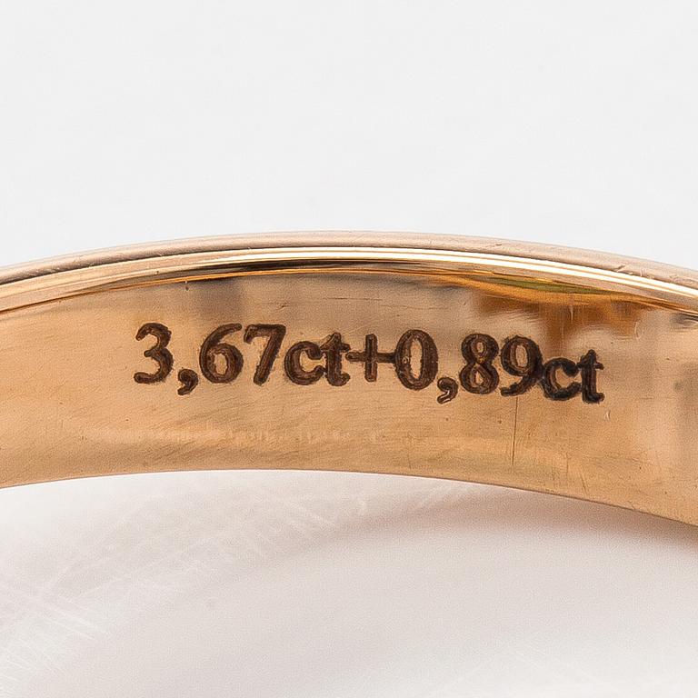 Ring, faceted peridot, diamonds, 18K gold.