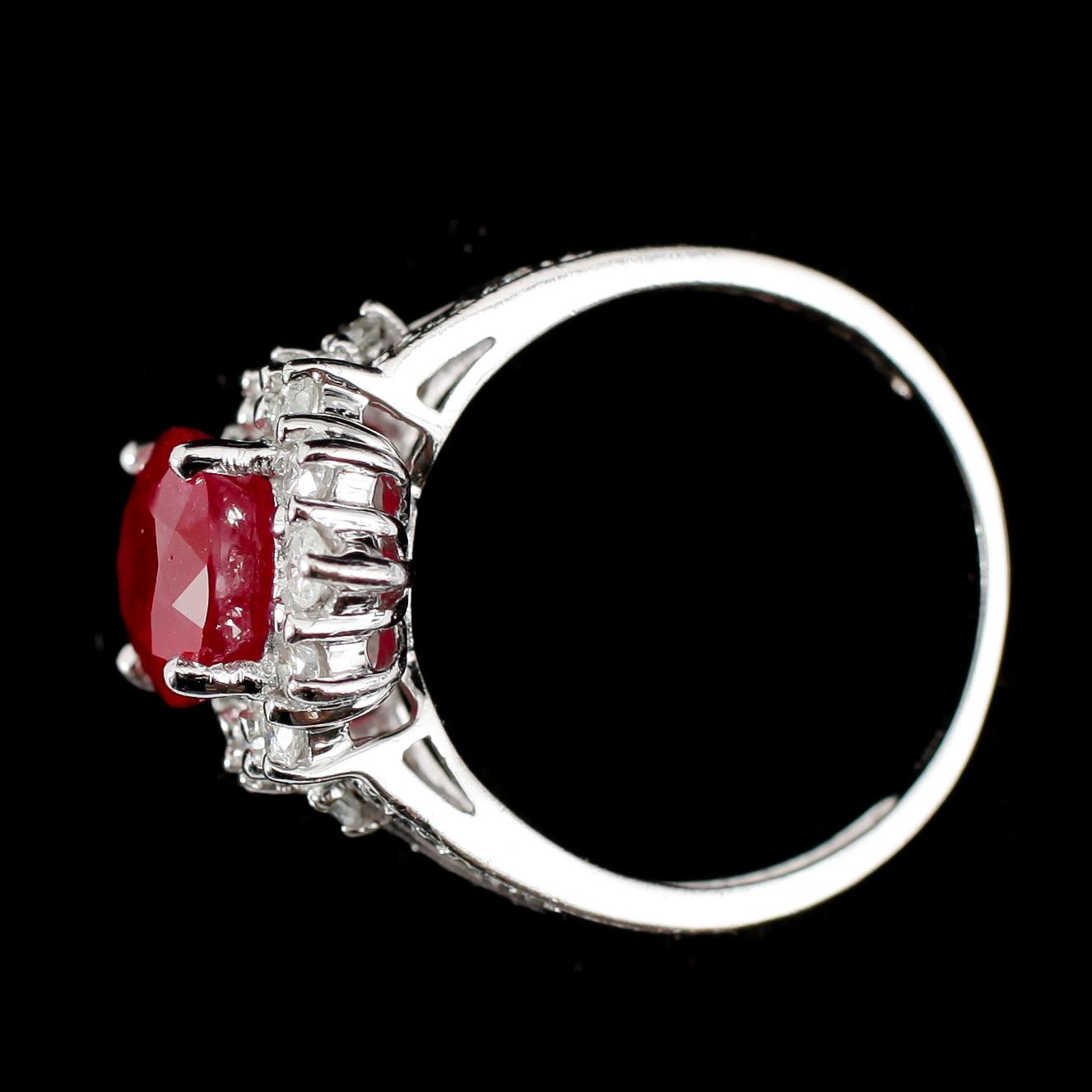 RING, 10 k vitguld, rubin ca 3,50 ct, briljantslipade diamanter tot ca 0,70 ct.