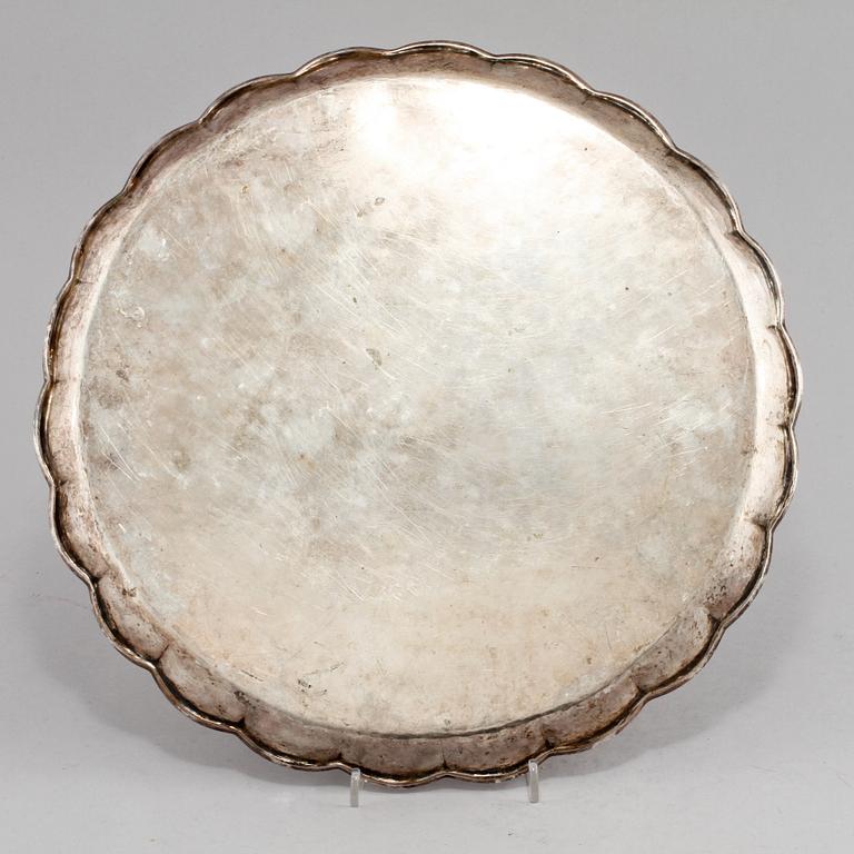 BRICKA, silver, utländska stämplar, 1900-tal. Vikt 795 g.