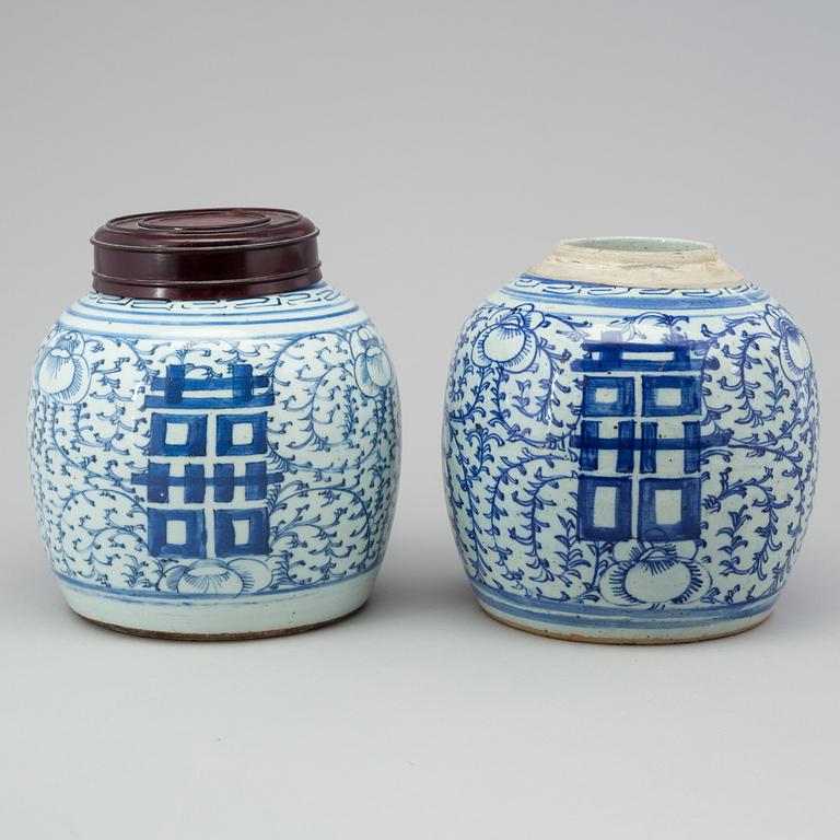 Two Chinese blue and white porcelain ginger jars, late Qing dynasty (1644-1912).