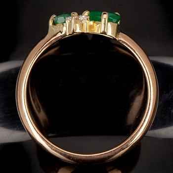 RING, guld 18K med diamanter 2 x 0,15 ct. och 2 smaragder tot. ca 0,80 ct. Finska stämplar 1927. Vikt 6 g.