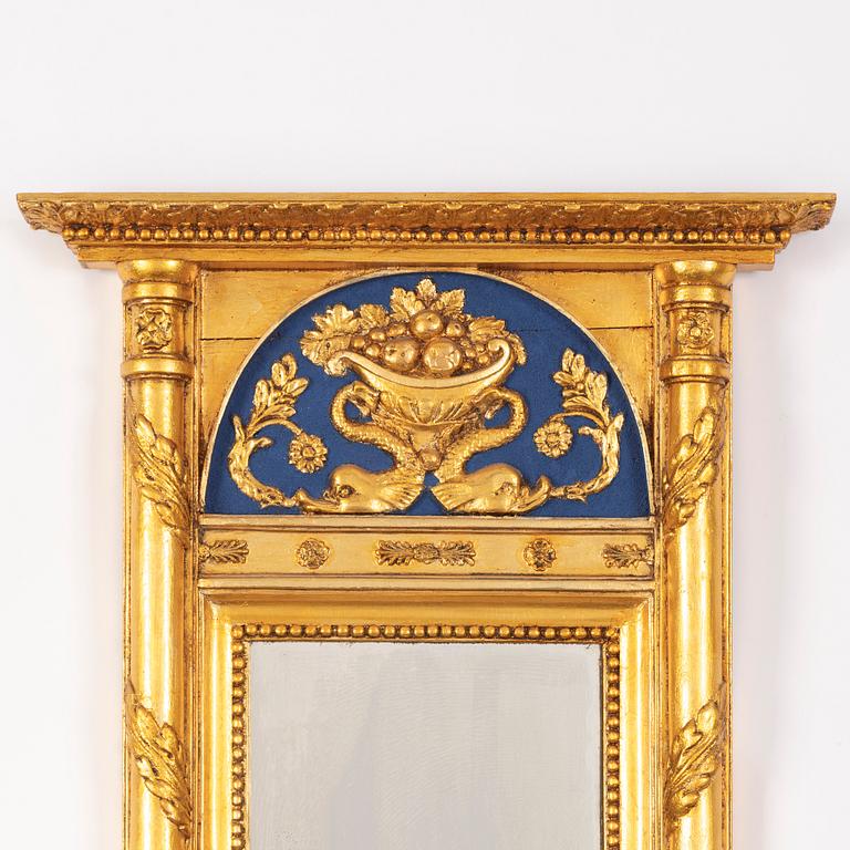 A late Gustavian mirror from around the year 1800.