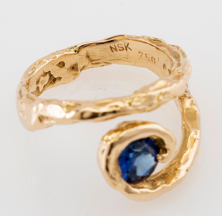 Nadia Shelbaya, Ring "L´oeil D´horus" 18K gold with a faceted sapphire.