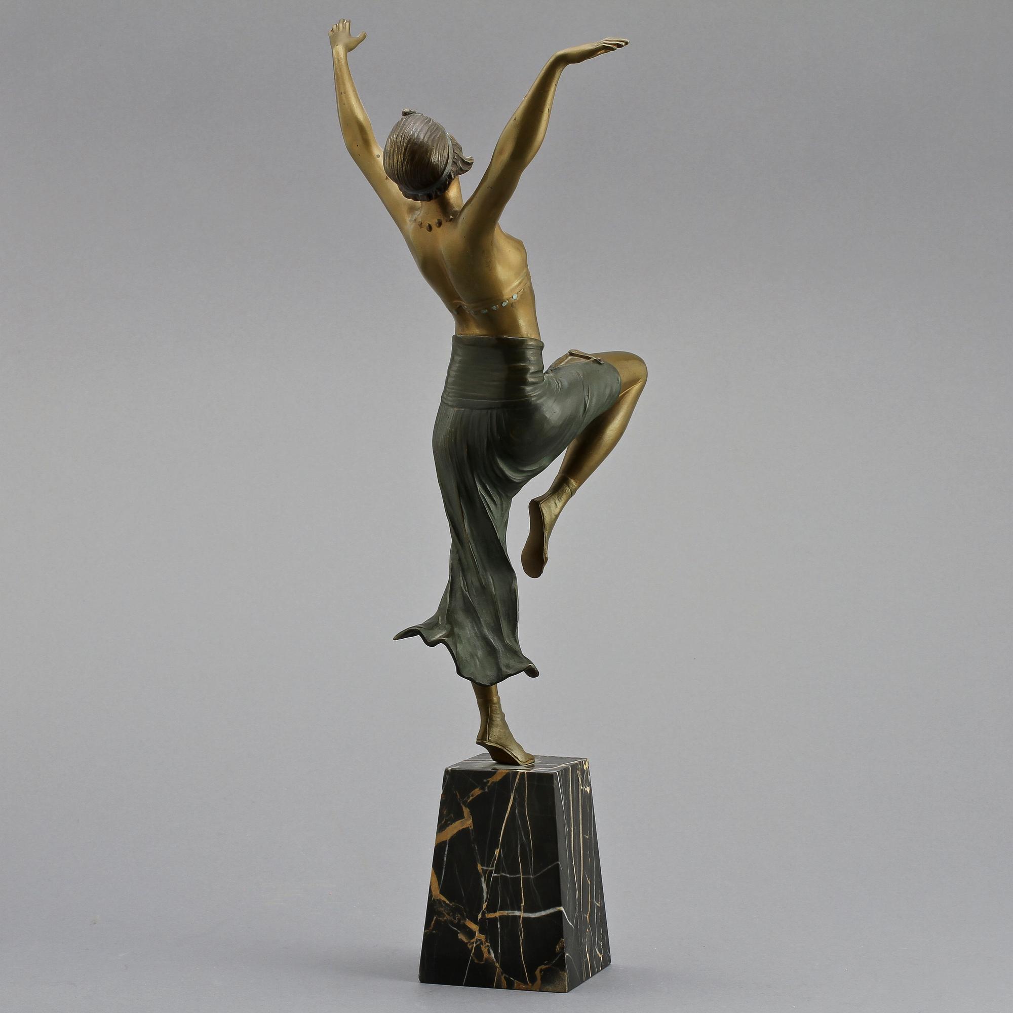 SKULPTUR, patinerad gulmetall, 1920-tal.