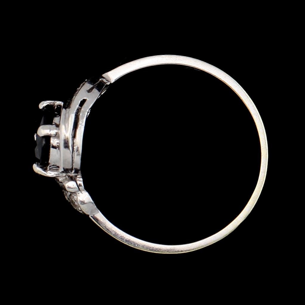 RING, vitguld med diamanter och safir. Total vikt ca 2,4 g.