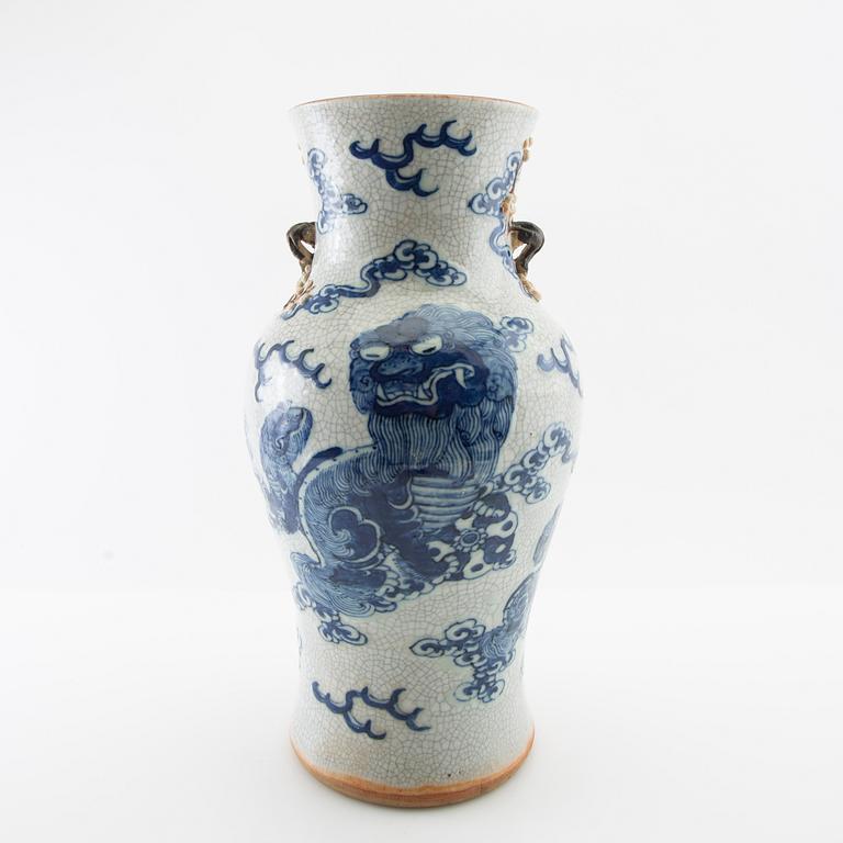 Vase, porcelain. Qing dynasty, circa 1900.