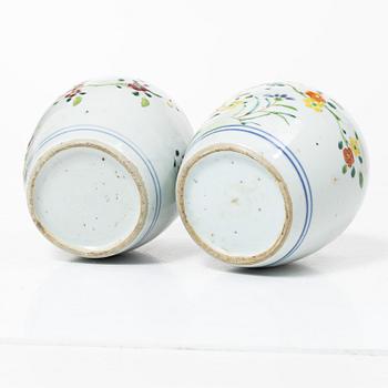 Bojaner/tedosor, två stycken, porslin. Qingdynastin, Qianlong (1736-95).