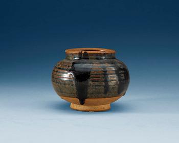 1253. A bronw glazed jar, Song dynasty (960-1279).