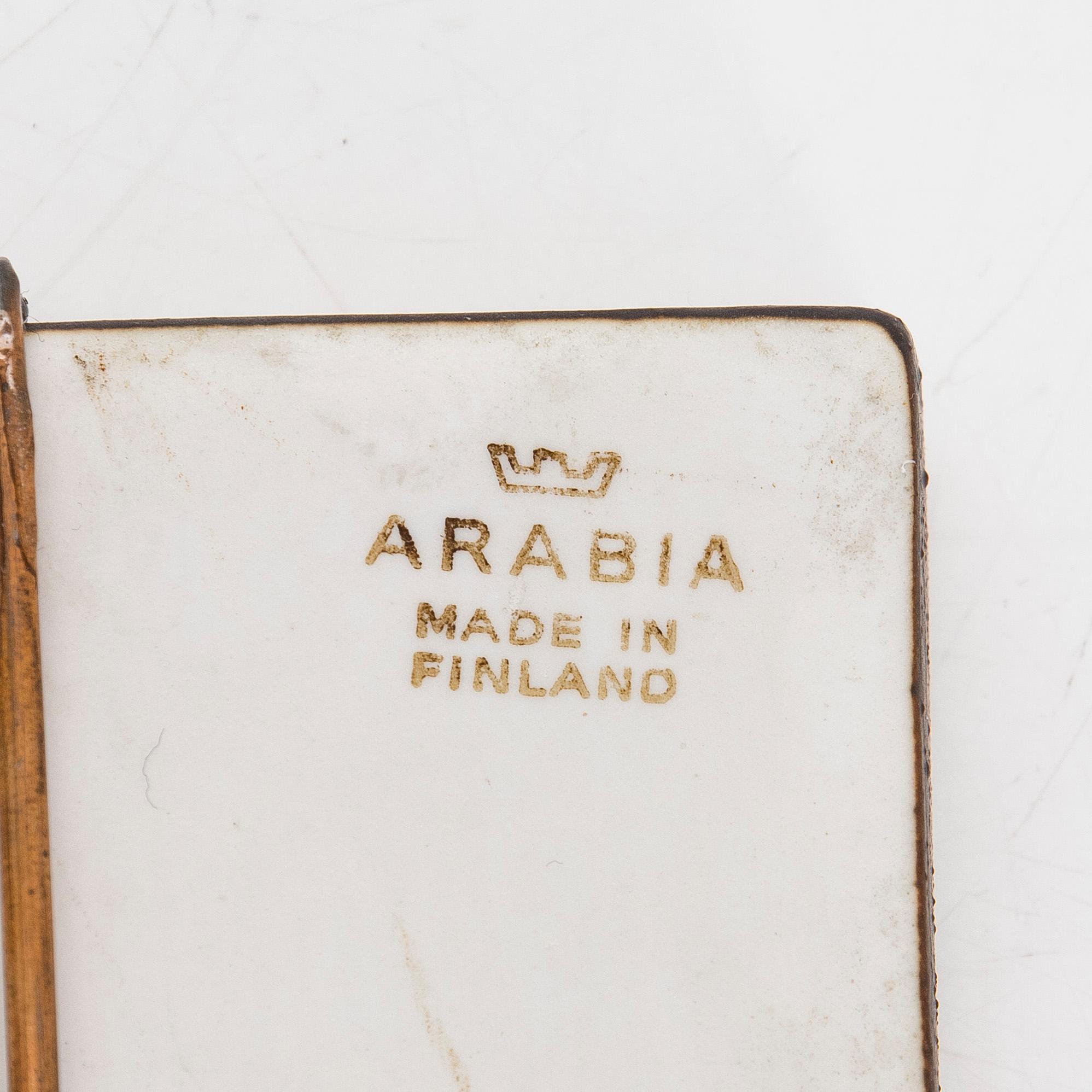 Annikki Hovisaari, reliefi, kivitavaraa, signeerattu AH Arabia.