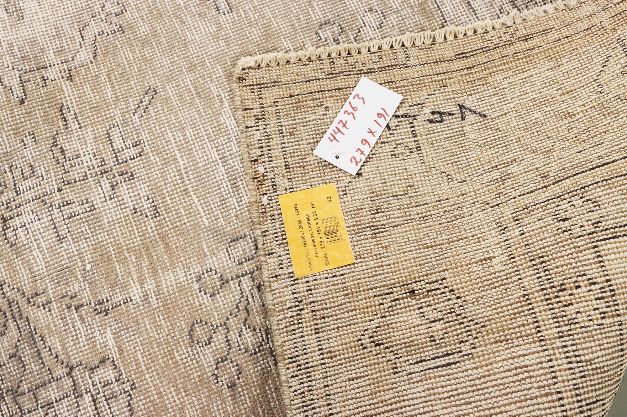 An oriental carpet, vintage design, c. 279 x 191 cm.