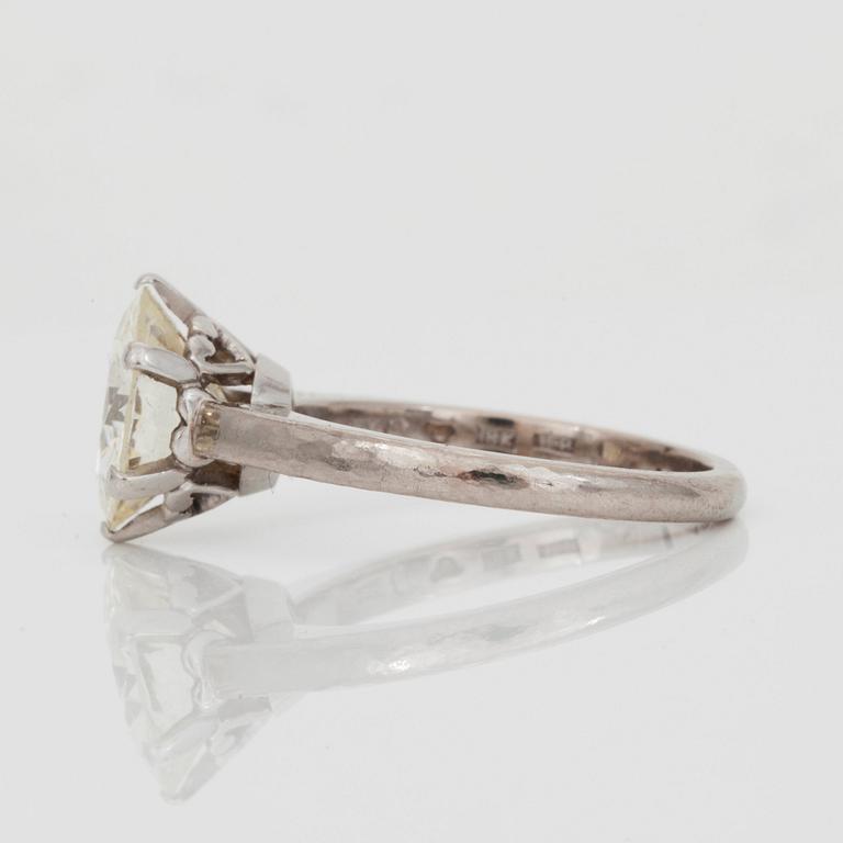 RING med gammalslipad diamant ca 3.05 ct, kvalitet L-M/VS, tillverkad av Hugo Strömdahl, Stockholm, 1946.