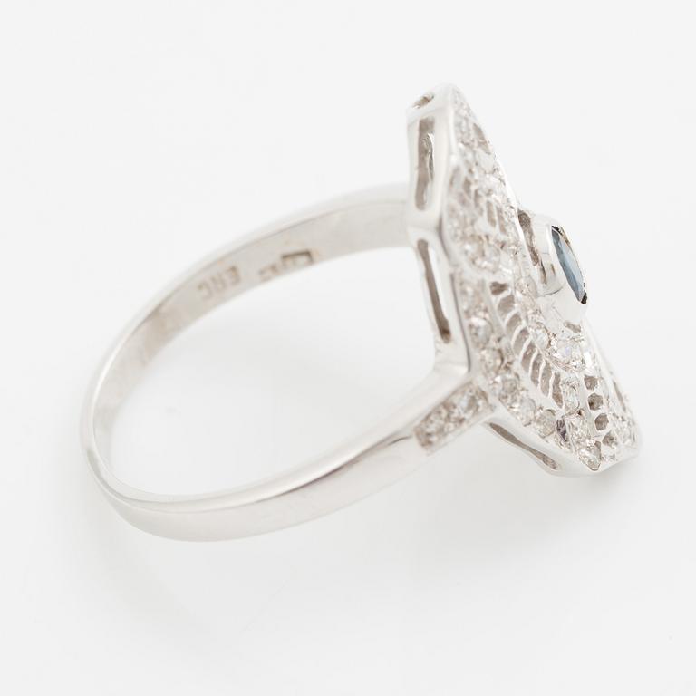 Ring, 18K vitguld med safir och små diamanter, genombruten dekor.