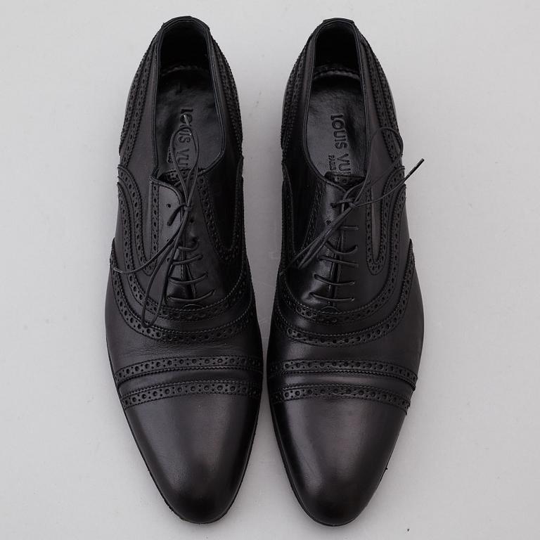 LOUIS VUITTON, a pair of black leather brogues, size 9½.