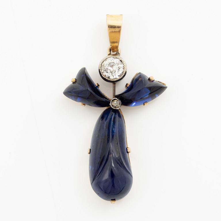 Pendant, 18K gold with carved sapphires, white sapphire, and a small rose-cut diamond.