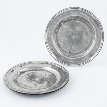 Fat, tallrikar 7 st, skålar 3 st, tenn, mestadels England, 17/1800-tal.