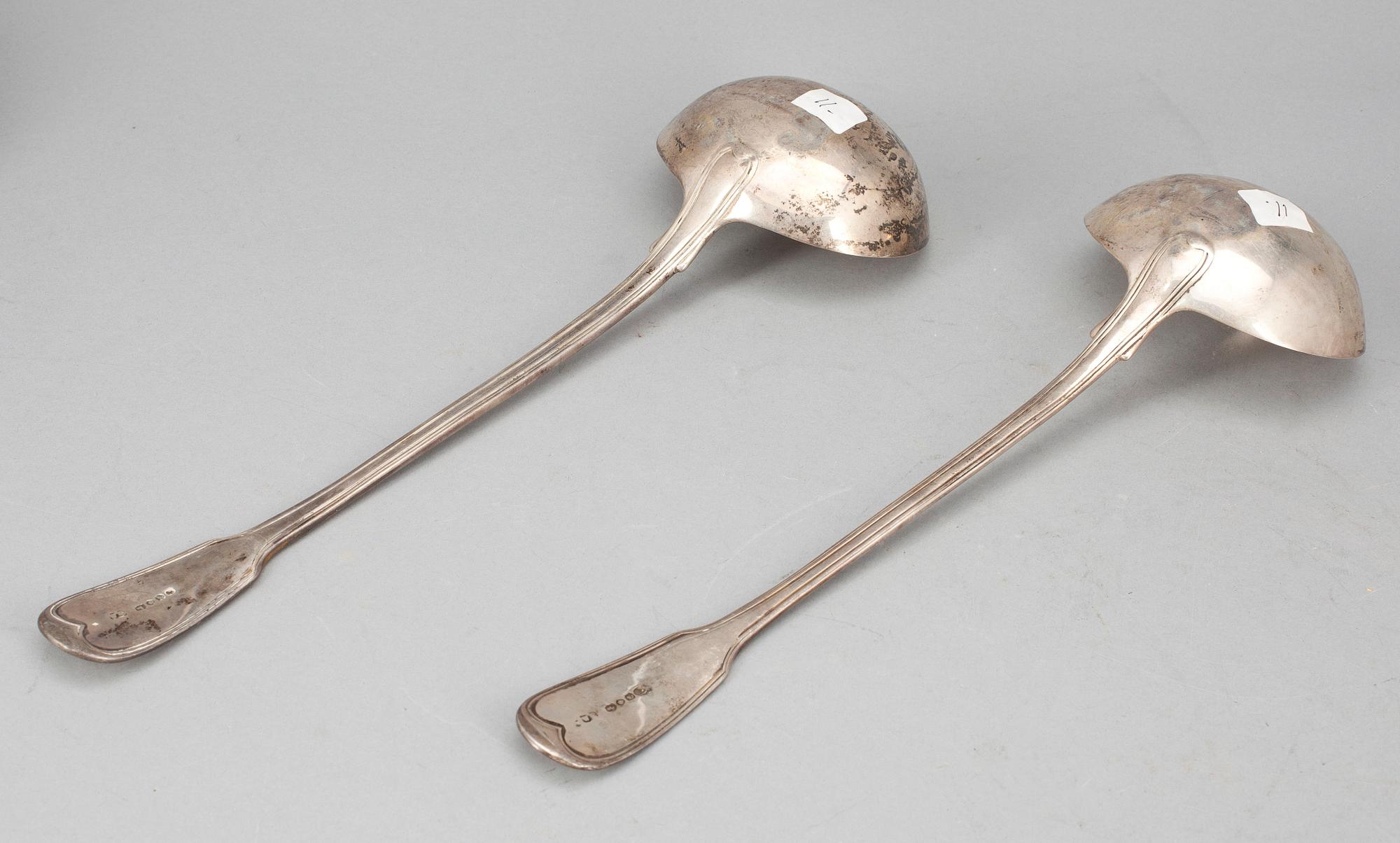 SOPPSLEVAR, ett par snarlika, silver, London 1800-tal. Tot ca 500 gram.