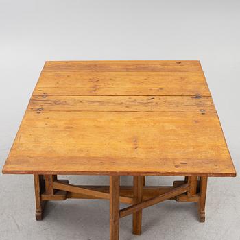A gate leg table, 19th century.