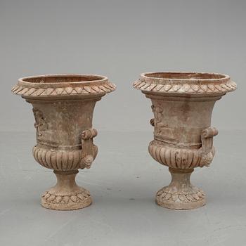 TRÄDGÅRDSURNOR, ett par, stengods, 1900-tal.