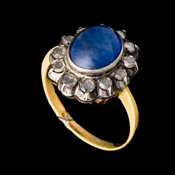 RING, 14K (56) guld, cabochonslipad safir, rosenslipade diamanter. Vikt ca 4,4 g.