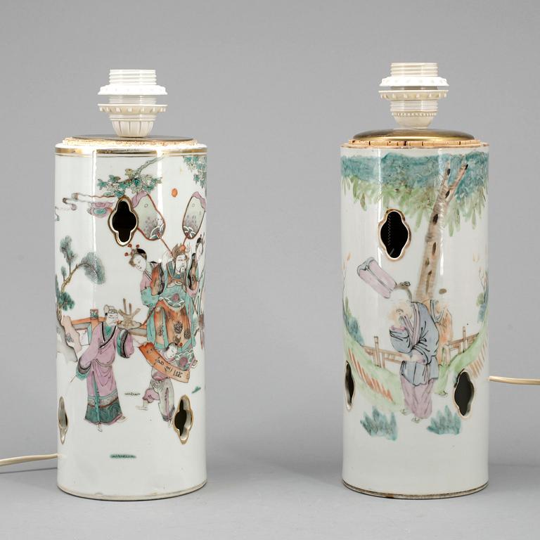 PERUKVASER, 2 st, porslin, Kina, 1900-talets första hälft.