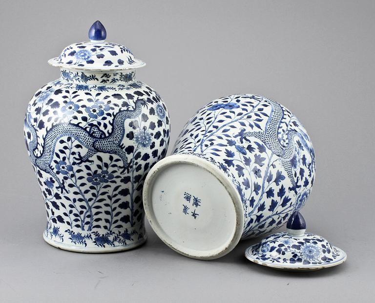 LOCKURNOR, ett par, porslin, Kina, Kangxi-stil, sent 1800-tal.