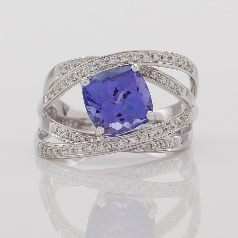 RING, 18K vitguld, diamanter tot ca 0.33 ct. och tanzanit tot ca 2.95 ct.