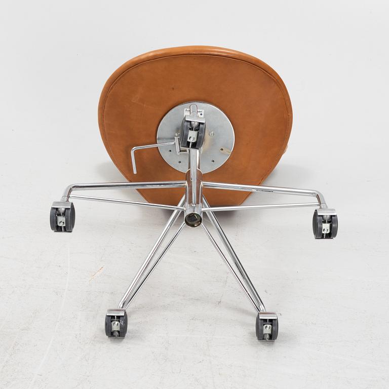 Arne Jacobsen, A 'Series 7' leather upholstered office chair, Fritz Hansen.