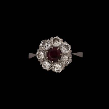 62. RING, rubin och briljantslipade diamanter, tot. ca 1.20 ct.