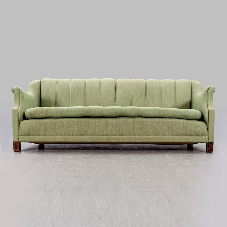 A 1940/50s Camberts möbelaffär sofa.