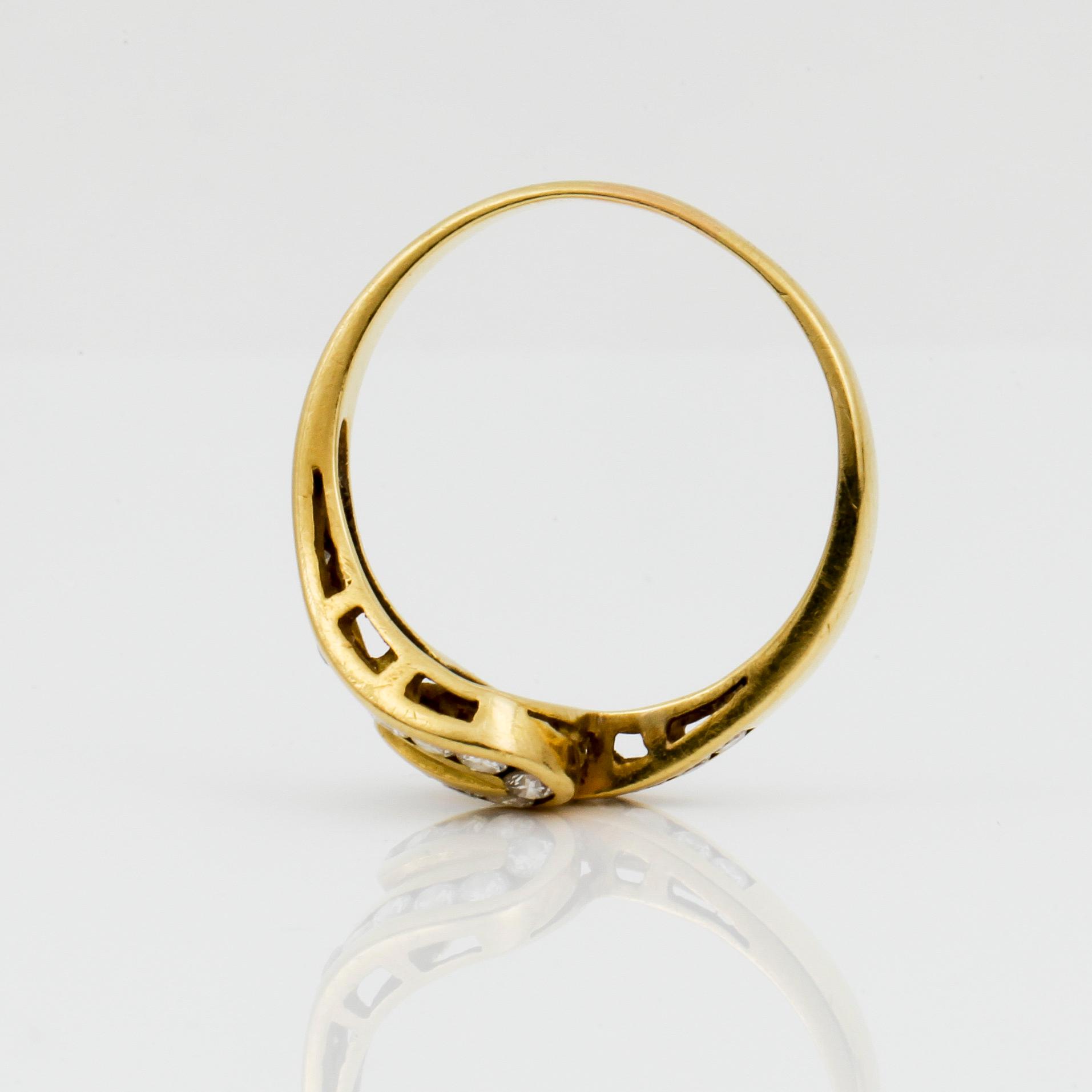 RING, 18K guld med briljantslipade diamanter tot ca 0,38 ct. Vikt 3,8 gram.