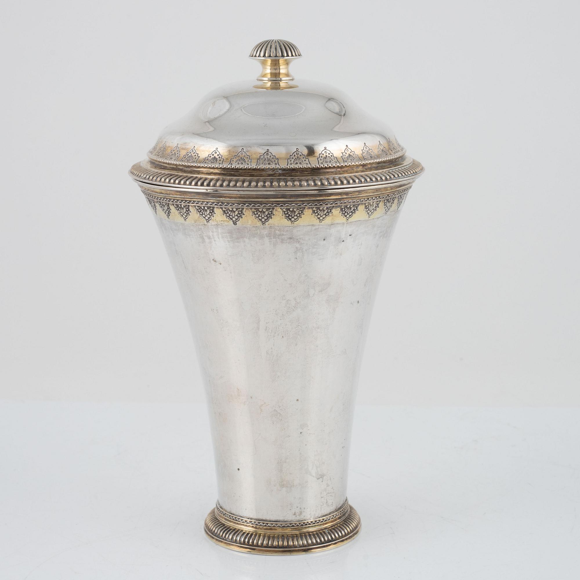 Peter Stenfelt, bägare, silver, Gävle, 1764. Med lock Otto Lindeberg, Stockholm, 1916.