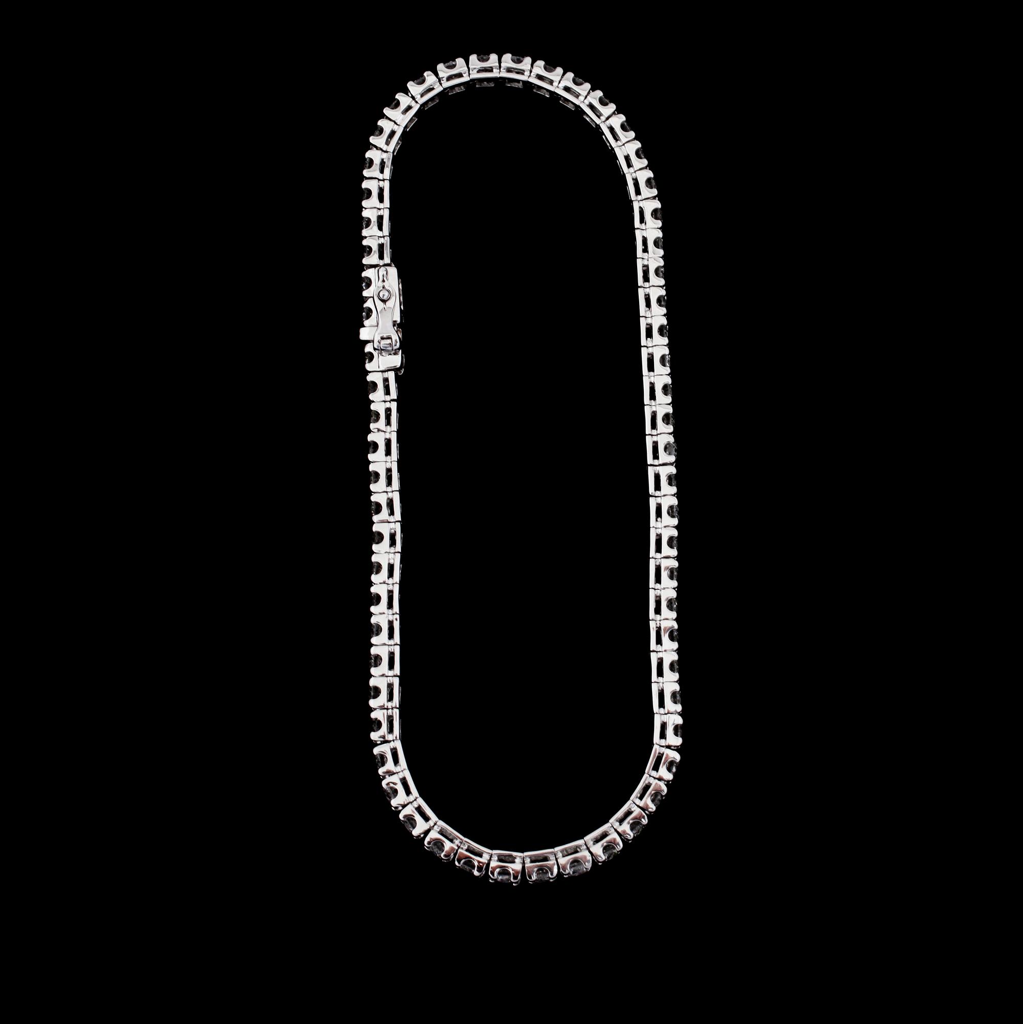 ARMBAND, 18k vitguld med briljantslipade diamanter, 2.21 ct. Vikt 7,5 g.