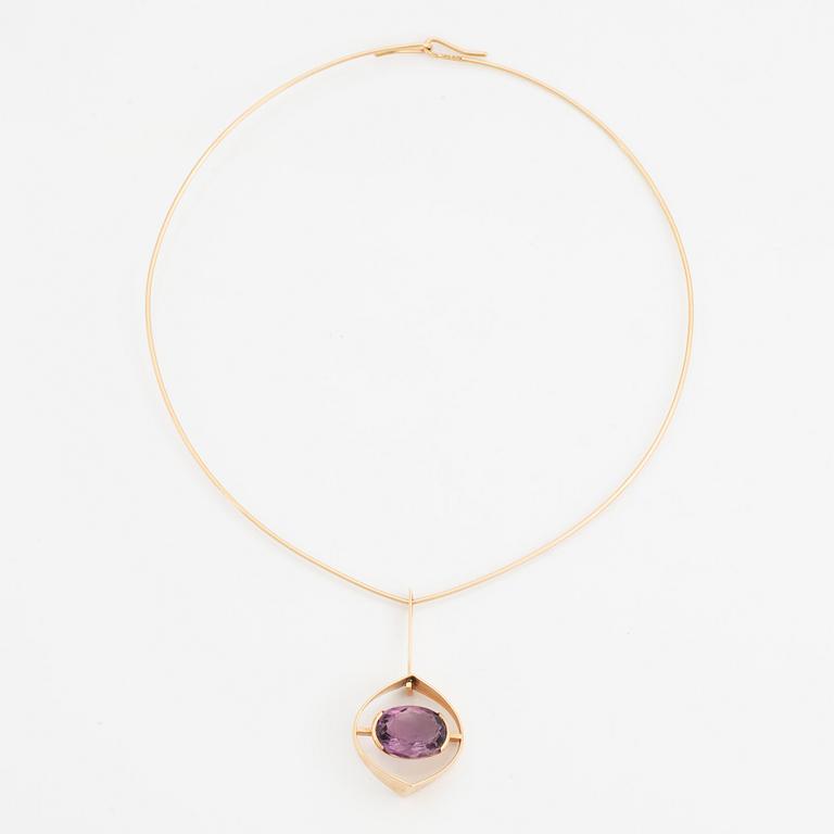 Elis Kauppi, A 14K gold necklace with an amethyst. kupittaan kulta, Turku 1962.