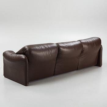 A Vico Magistretti leather sofa, "Maralunga" Cassina, Italy 20th century latter part.