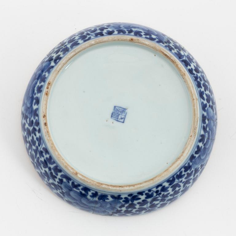 A Chinese blue and white box with cover, 19th century.
