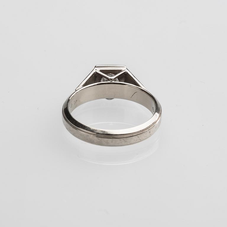 RING, 18 k vitguld med briljantslipad diamant, ca 0,40 ct. Vikt ca 4,9 g.