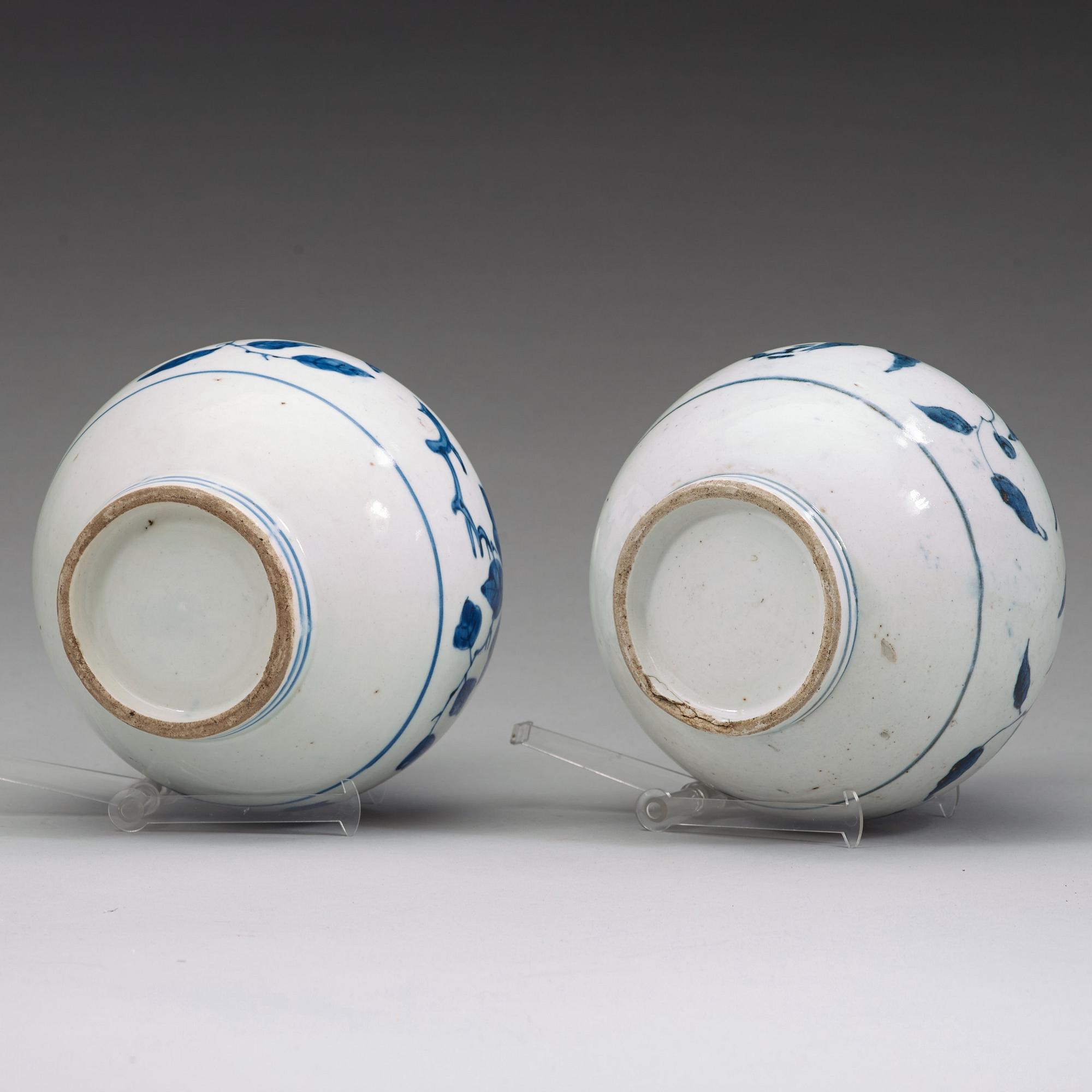 VASER, två stycken, porslin. Japan, Genroku, omkring 1700.