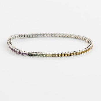 Armband med multifärgade safirer.