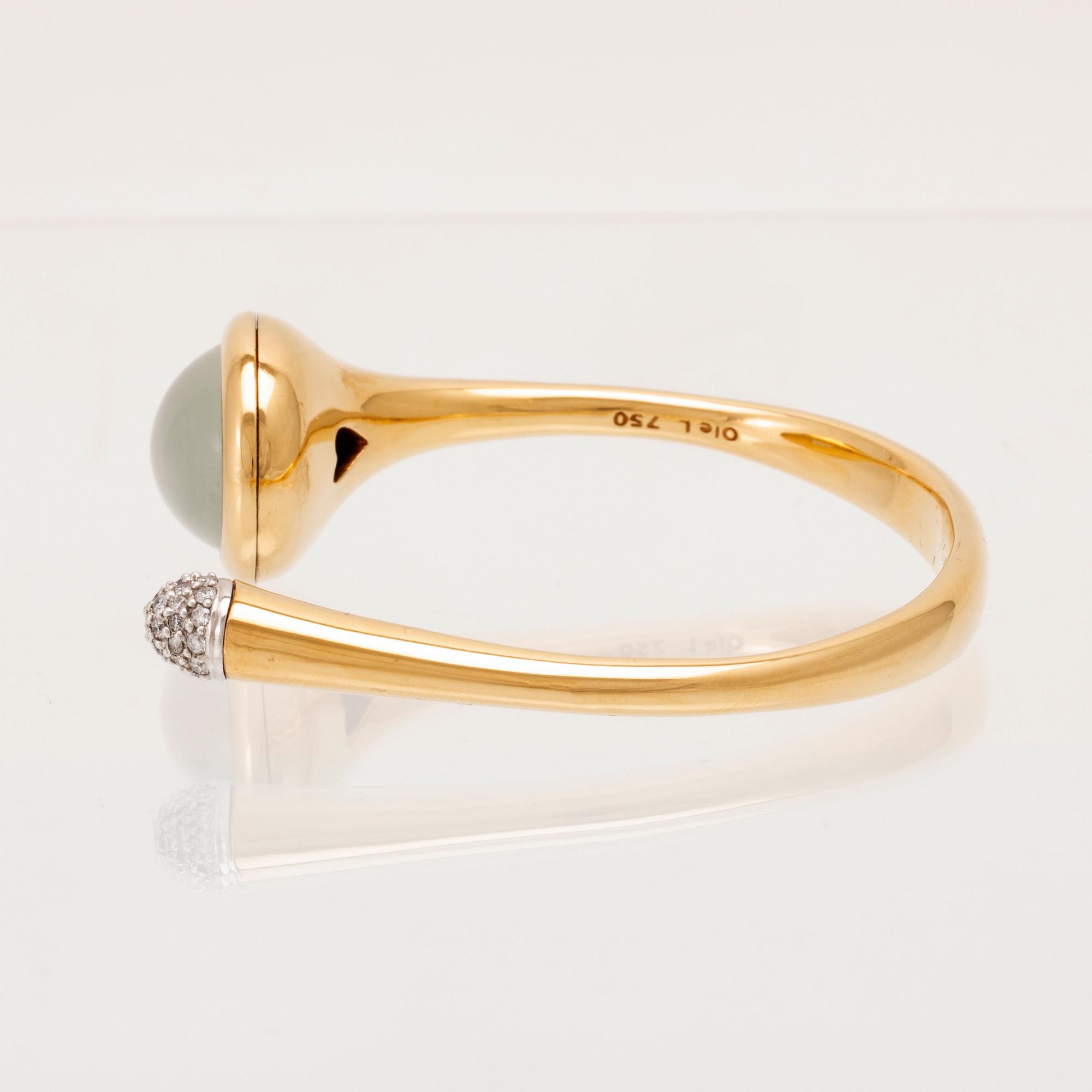 Ole Lynggaard, bracelet "Emeli" in 18K gold with a cabochon-cut moonstone and round brilliant-cut diamonds.