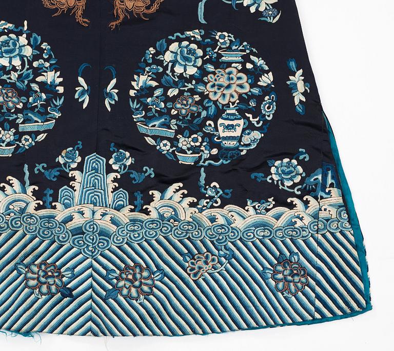 ROBE, silk. Height 108,5 cm. China, late Qing dynasty (1644–1911).