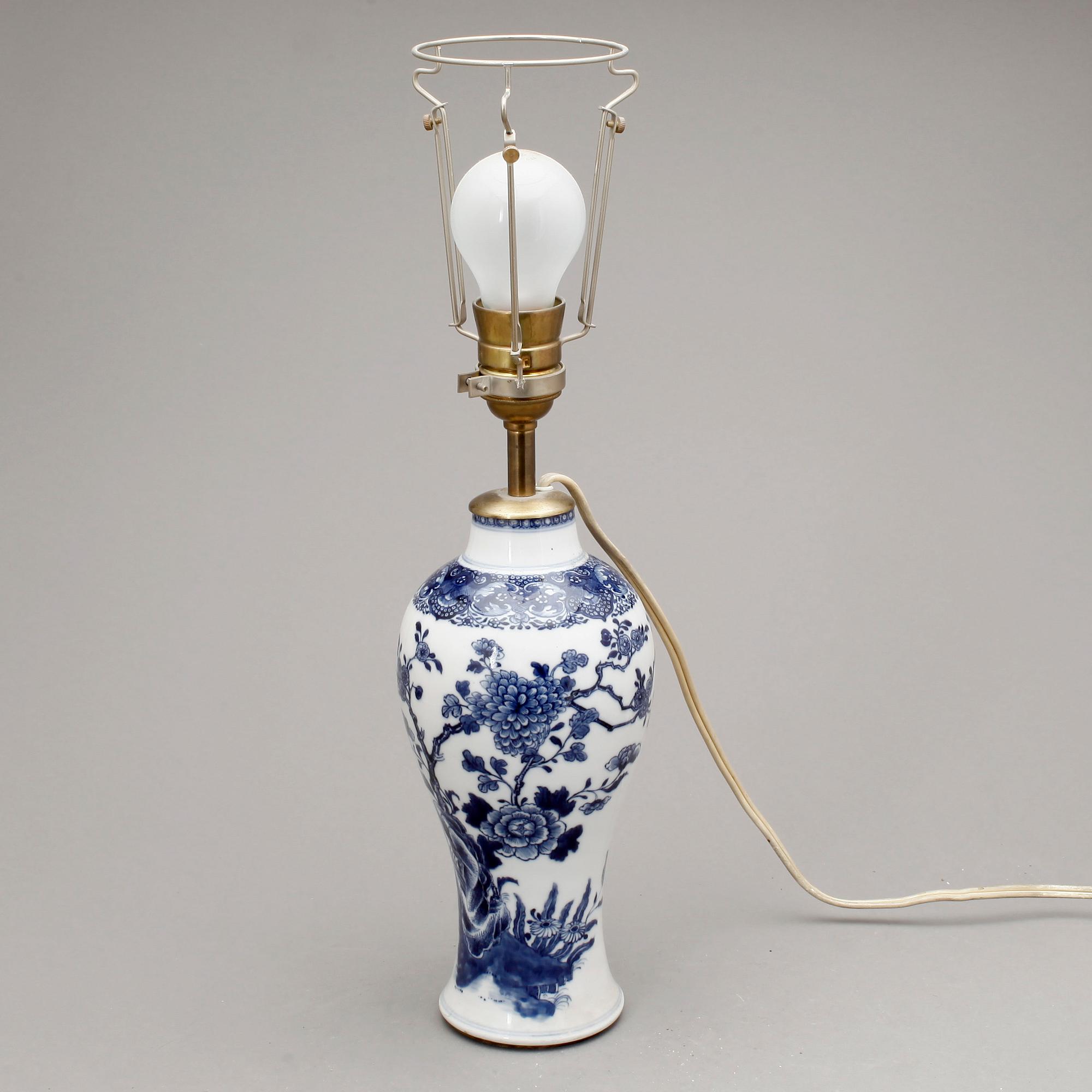 BORDSLAMPA. Porslin. Qing dynastin, Qianlong (1736-95).