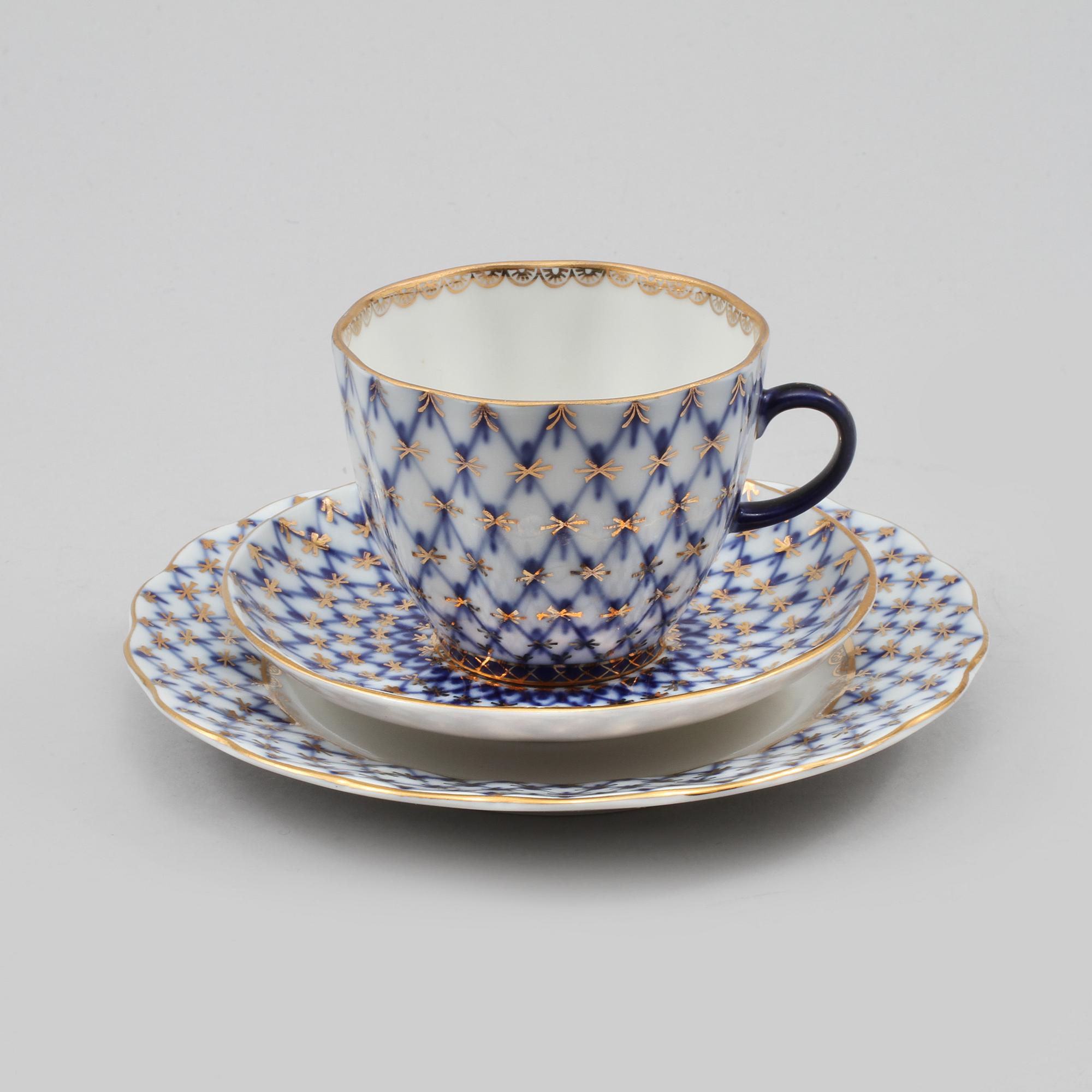 KAFFEKOPPAR med FAT, 12 st, samt ASSIETTER, 12 st, porslin, Lomonosov, Ryssland, 1900-talets andra hälft.