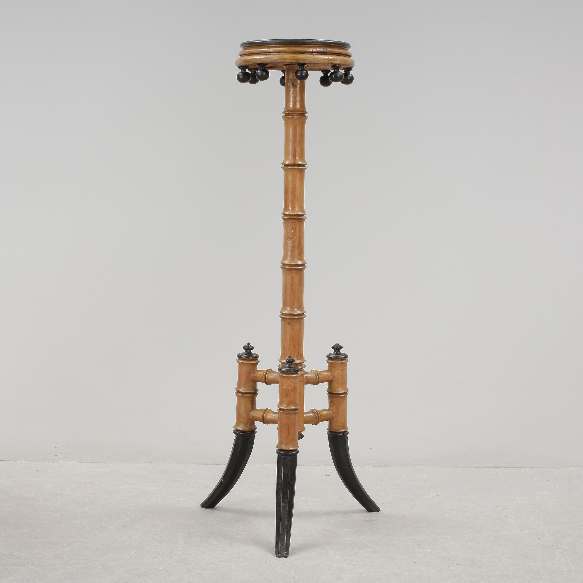 PIEDESTAL. Kolonialstil, omkring sekelskiftet 1900.