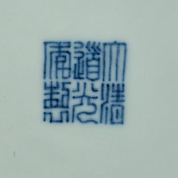 SKÅLFAT, ett par, porslin. Qing dynastin, 1800-tal med Daoguangs sigillmärke och period.