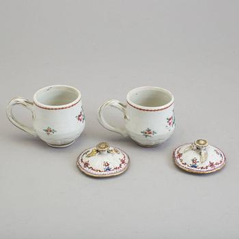 CREMEKOPPAR med LOCK, ett par, kompaniporslin. Qingdynastin, Qianlong (1736-95).