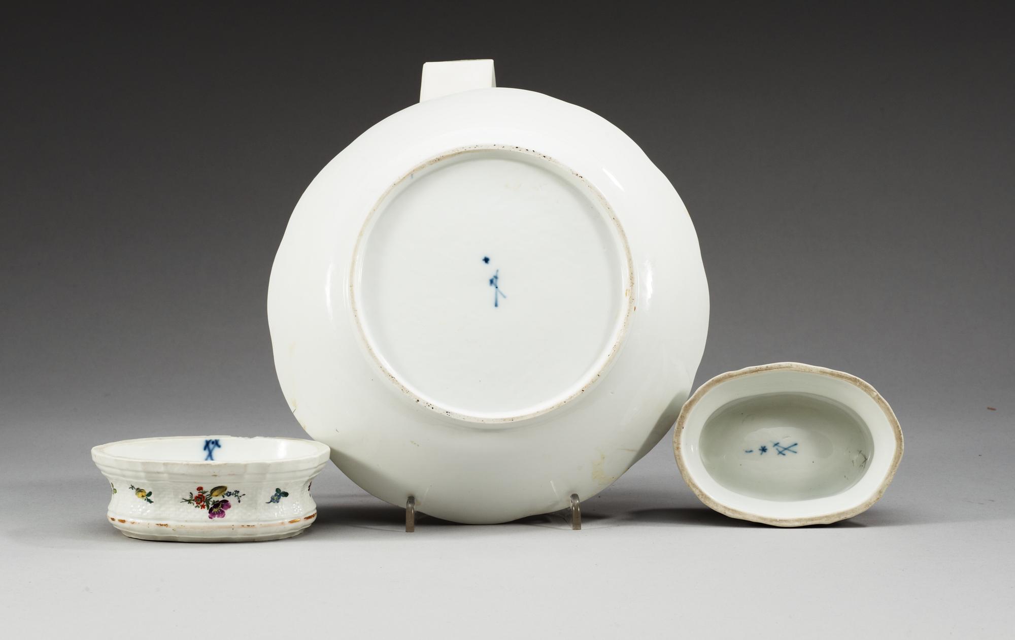 SALTKAR, två stycken samt SKÅLFAT, porslin. Meissen, 1700-tal.