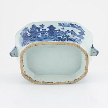 A blue and white terrine with cover, Qing dynasty, Qianlong (1736-95).