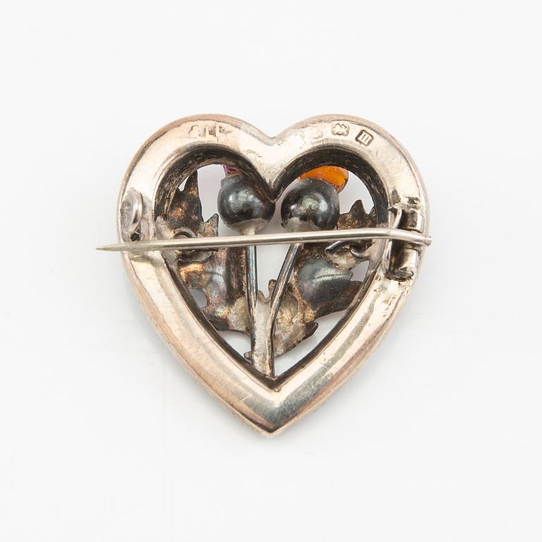Brosch av silver med fasettslipat glas, jaspis och heliotrop.