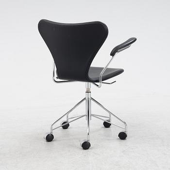 Arne Jacobsen, skrivbordsstol, "Sjuan", Fritz Hansen, daterad 2017.