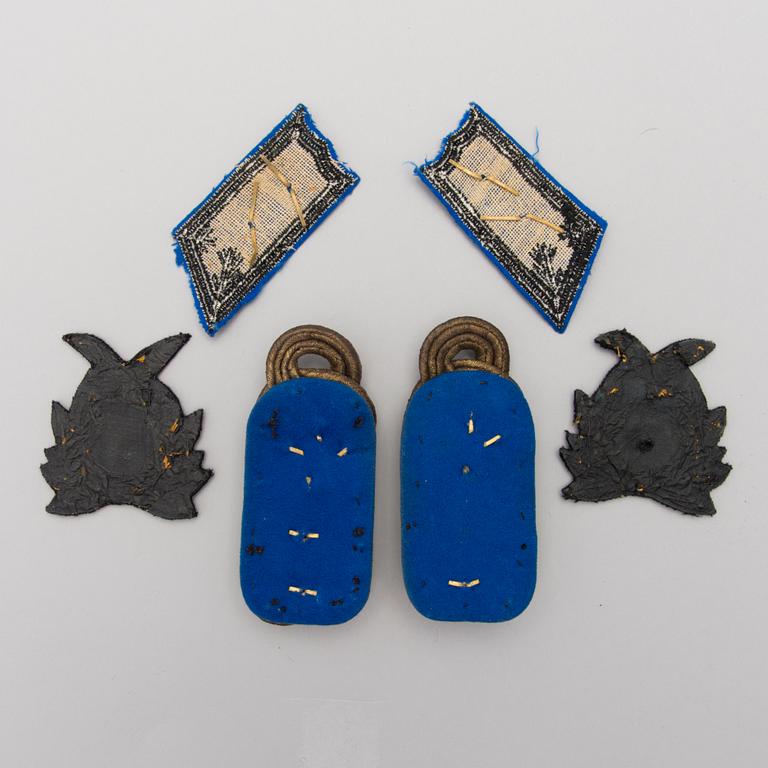 PARTI EPÅLETTER, TECKEN OCH KNAPPAR, cirka 65 st, Finland, 1900-talets första hälft/-mitt.